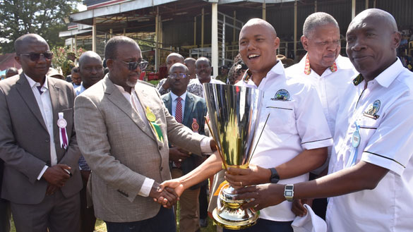 Nakuru Regional Director Eng. Laban Ngigi receiving the trophy from former CS for Agriculture and Livestock Hon. Mithika Linturi